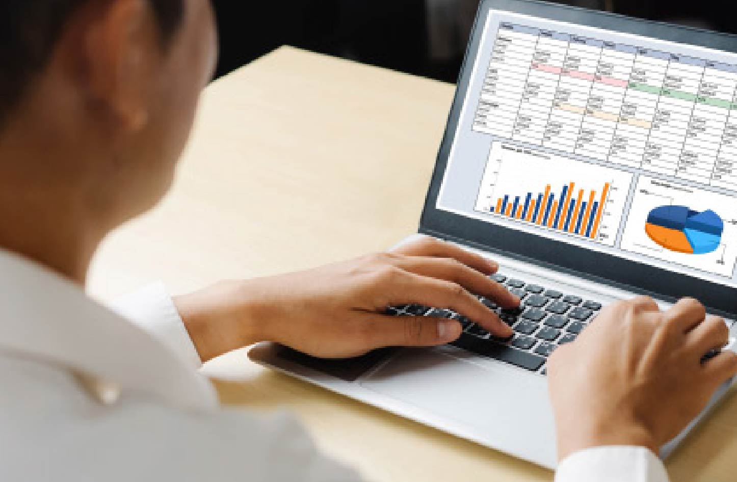 Estudiante llevando un curso virtual de Excel